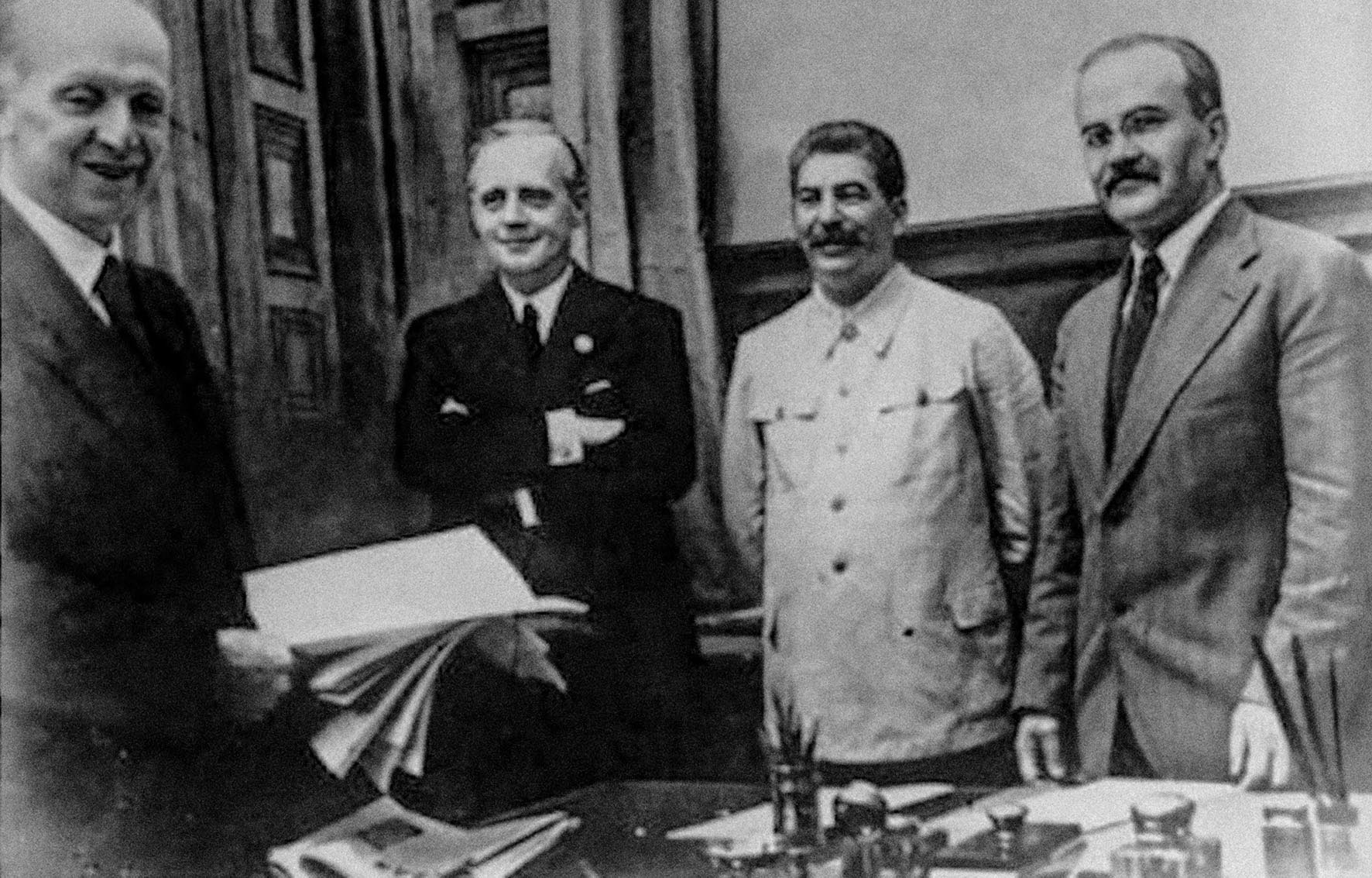 <b>1939. Pakt o nenapadanju:</b> Ribbentrop (drugi s lijeva), Staljin, Molotov.